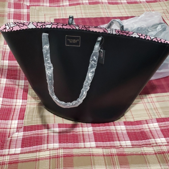 Victoria's Secret Handbags - VICTORIA'S SECRET LARGE blk TOTE 13x22x12